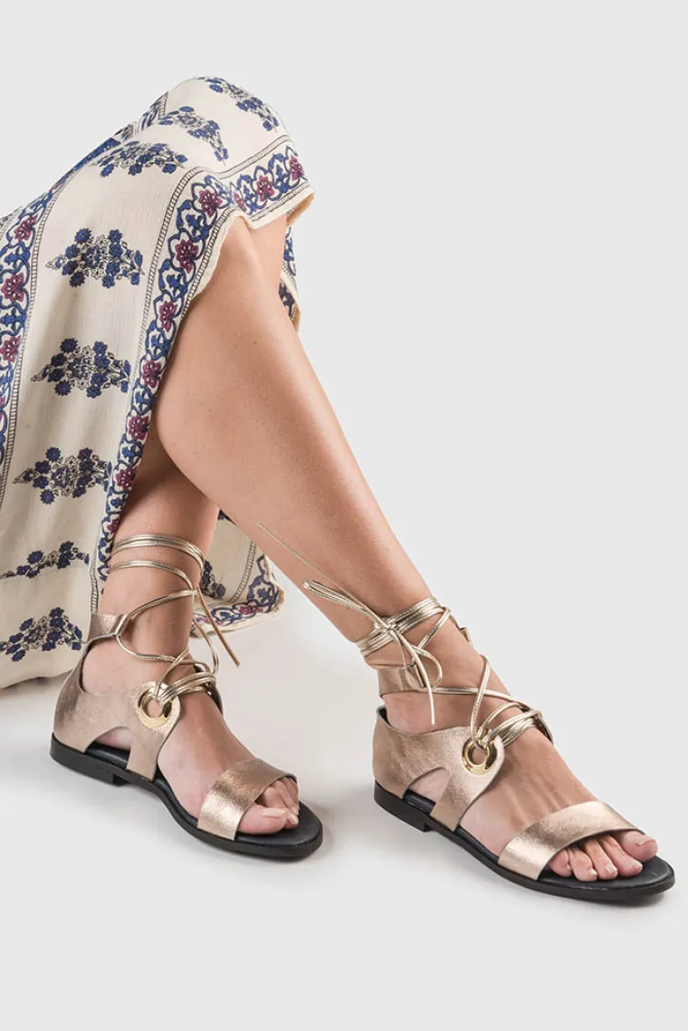 Ljubiteljice niskih rimljanki odu&scaron;evit će zaigrani remenčići i decentni metalni detalji koji vas pretvaraju u vladarice svakog streetstyle looka. Kolekcija torbi savr&scaron;eno parira sandalama, osiguravajući vam bezbrižne stilske kombinacije.