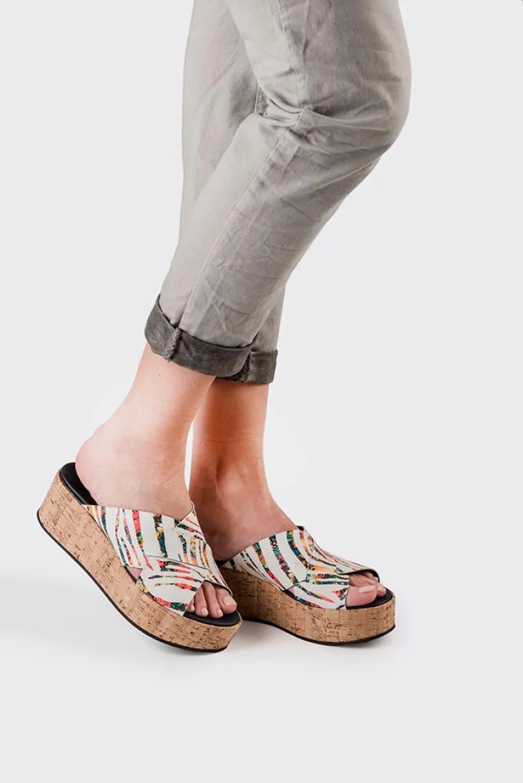 Platforme kao kraljice sezone, nezaobilazne su u dnevnim prigodama gdje se kombinacija metalik sjajne kože i atraktivnih vezica savr&scaron;eno nadopunjava s minimalističkim poslovnim outfitima.