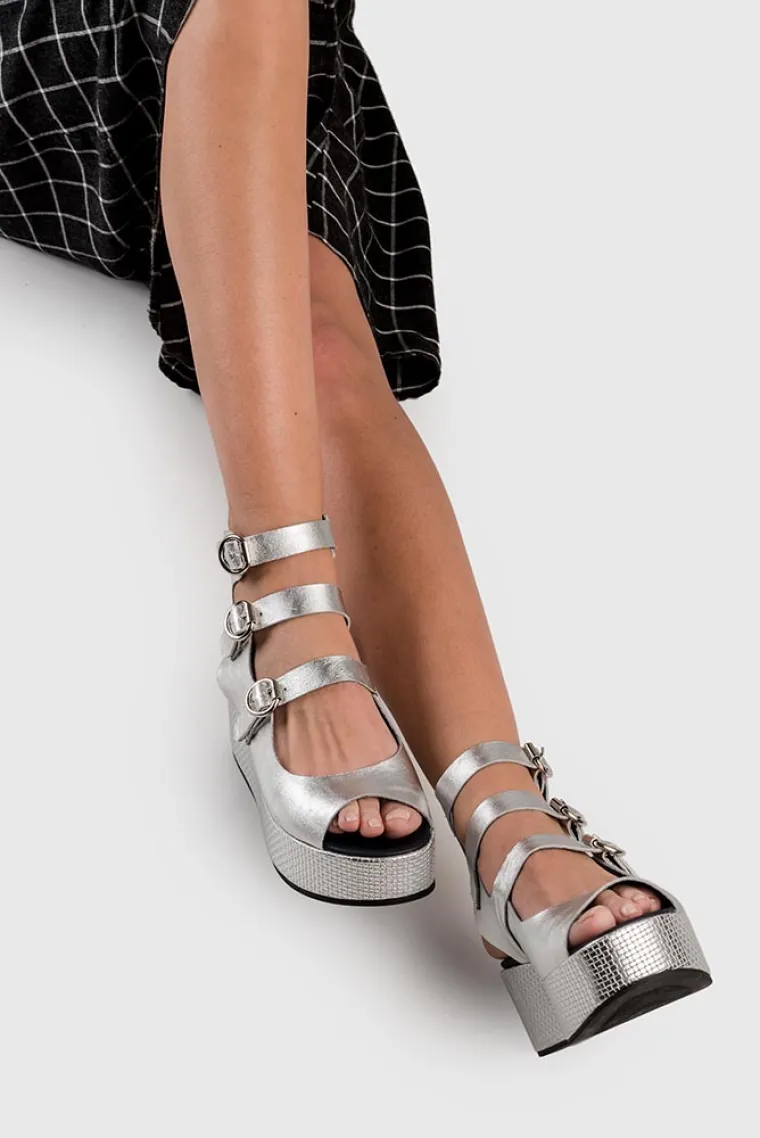 Pomalo avangardnog i retro dizajna, Guliver ljetna kolekcija na sniženju vodi nas kroz eru dekadentnih 70-ih gdje suptilni seksepil, vrhunska funkcionalnost i neodoljiv dizajn dobivaju remake putem zavodljivog sjaja metaliziranih tonova kože, chunky kristala i perla, kao i vrtoglavih potpetica.