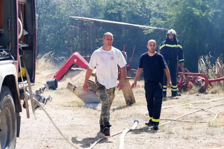 VELIKI POŽAR U ZALEĐU DRNI&Scaron;A PRIJETI KUĆAMA: Na terenu kanaderi i velik broj vatrogasaca