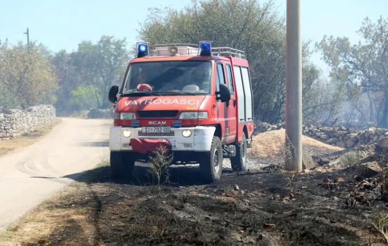 VELIKI POŽAR U ZALEĐU DRNI&Scaron;A PRIJETI KUĆAMA: Na terenu kanaderi i velik broj vatrogasaca