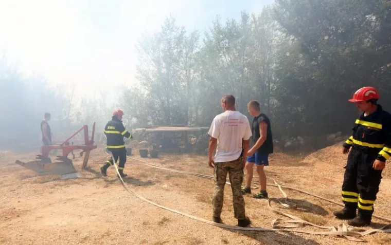 VELIKI POŽAR U ZALEĐU DRNI&Scaron;A PRIJETI KUĆAMA: Na terenu kanaderi i velik broj vatrogasaca