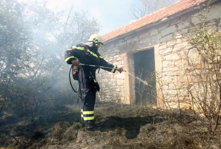 VELIKI POŽAR U ZALEĐU DRNI&Scaron;A PRIJETI KUĆAMA: Na terenu kanaderi i velik broj vatrogasaca