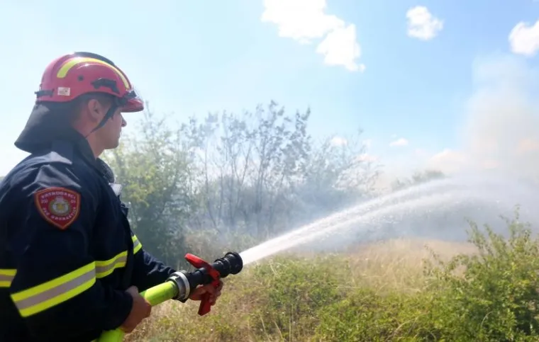 VELIKI POŽAR U ZALEĐU DRNI&Scaron;A PRIJETI KUĆAMA: Na terenu kanaderi i velik broj vatrogasaca