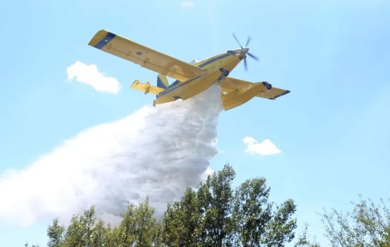 VELIKI POŽAR U ZALEĐU DRNI&Scaron;A PRIJETI KUĆAMA: Na terenu kanaderi i velik broj vatrogasaca