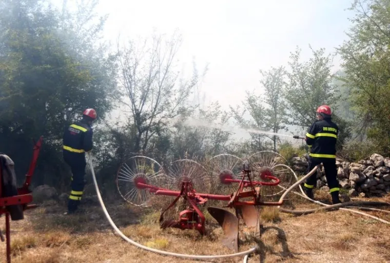 VELIKI POŽAR U ZALEĐU DRNI&Scaron;A PRIJETI KUĆAMA: Na terenu kanaderi i velik broj vatrogasaca