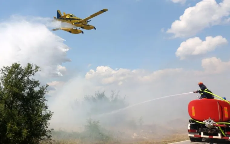 VELIKI POŽAR U ZALEĐU DRNI&Scaron;A PRIJETI KUĆAMA: Na terenu kanaderi i velik broj vatrogasaca