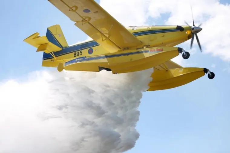 VELIKI POŽAR U ZALEĐU DRNI&Scaron;A PRIJETI KUĆAMA: Na terenu kanaderi i velik broj vatrogasaca