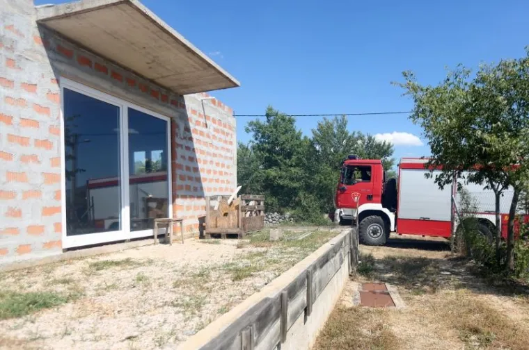 VELIKI POŽAR U ZALEĐU DRNI&Scaron;A PRIJETI KUĆAMA: Na terenu kanaderi i velik broj vatrogasaca