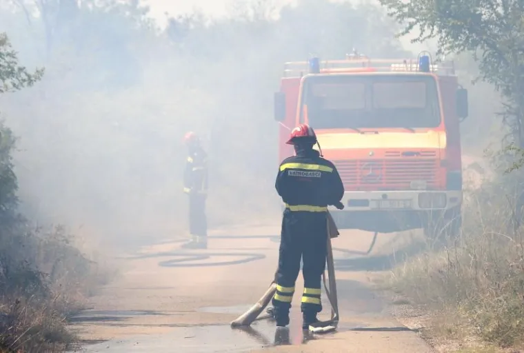 VELIKI POŽAR U ZALEĐU DRNI&Scaron;A PRIJETI KUĆAMA: Na terenu kanaderi i velik broj vatrogasaca