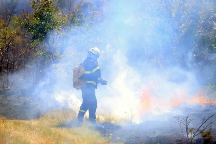 VELIKI POŽAR U ZALEĐU DRNI&Scaron;A PRIJETI KUĆAMA: Na terenu kanaderi i velik broj vatrogasaca