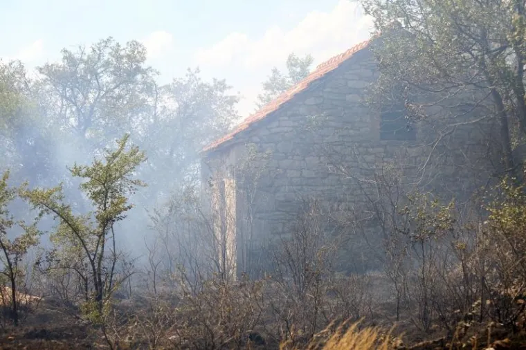 VELIKI POŽAR U ZALEĐU DRNI&Scaron;A PRIJETI KUĆAMA: Na terenu kanaderi i velik broj vatrogasaca