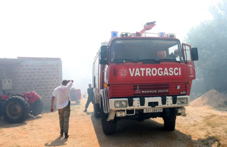 VELIKI POŽAR U ZALEĐU DRNI&Scaron;A PRIJETI KUĆAMA: Na terenu kanaderi i velik broj vatrogasaca