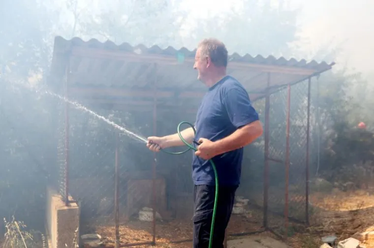 VELIKI POŽAR U ZALEĐU DRNI&Scaron;A PRIJETI KUĆAMA: Na terenu kanaderi i velik broj vatrogasaca