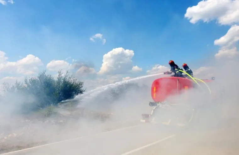 VELIKI POŽAR U ZALEĐU DRNI&Scaron;A PRIJETI KUĆAMA: Na terenu kanaderi i velik broj vatrogasaca