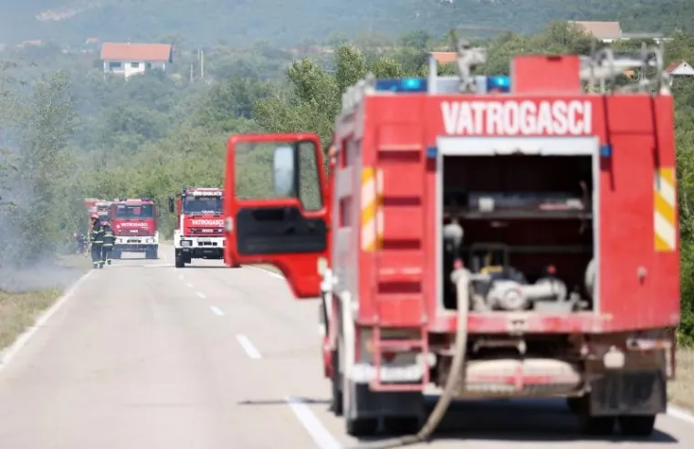 VELIKI POŽAR U ZALEĐU DRNI&Scaron;A PRIJETI KUĆAMA: Na terenu kanaderi i velik broj vatrogasaca
