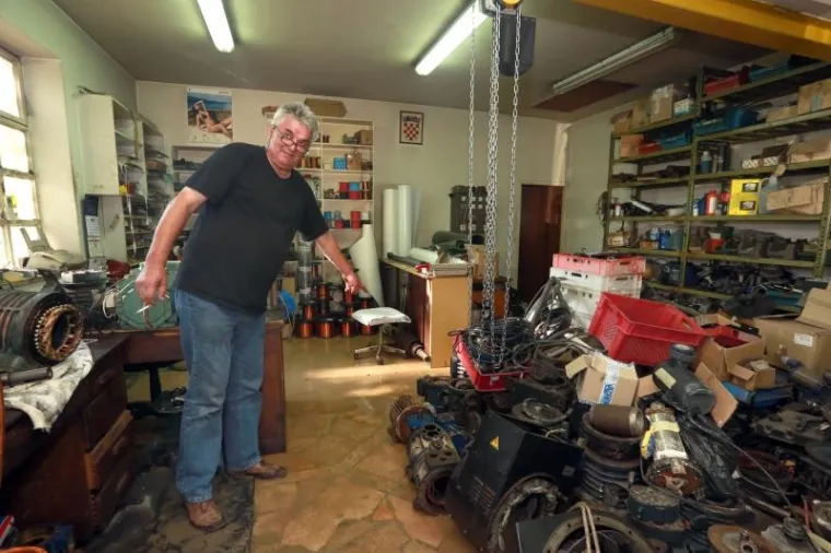 Tijekom poslijepodneva u splitskoj Hercegovačkoj ulici 8 pukla je vodoopskrbna cijev promjera 300 zbog čega je predio Gripe ostao bez vode.