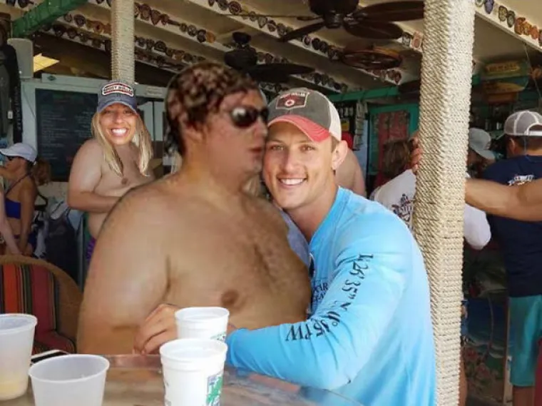 SAMO SU HTJELI MAKNUTI GOLAĆA IZ POZADINE: Evo kako su njihov zahtjev riješili maštoviti internetski zafrkanti