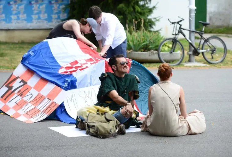 NOVI PROSVJED U SAVSKOJ: Niknuo još jedan šator, ovaj put ustali branitelji kulture