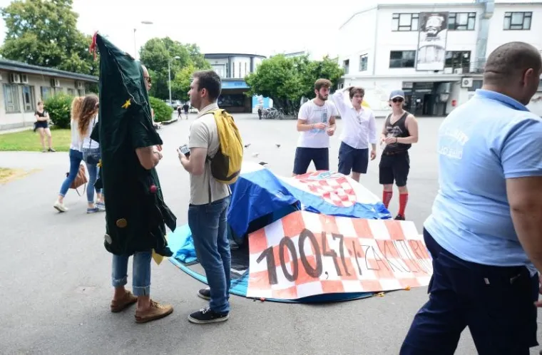 NOVI PROSVJED U SAVSKOJ: Niknuo još jedan šator, ovaj put ustali branitelji kulture