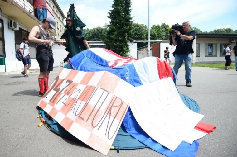 "Ovo je odgovor na svinjariju koju je napravila sanacijska uprava na čelu s upraviteljom Bošnjakom. Baš kao što su se naši branitelji okupili u Savskoj spontano i ja sam odlučio da moj alamo bude ovdje u Savskoj 25 i da dam 100,47 posto za kulturu", kazao je Kurspahić.
