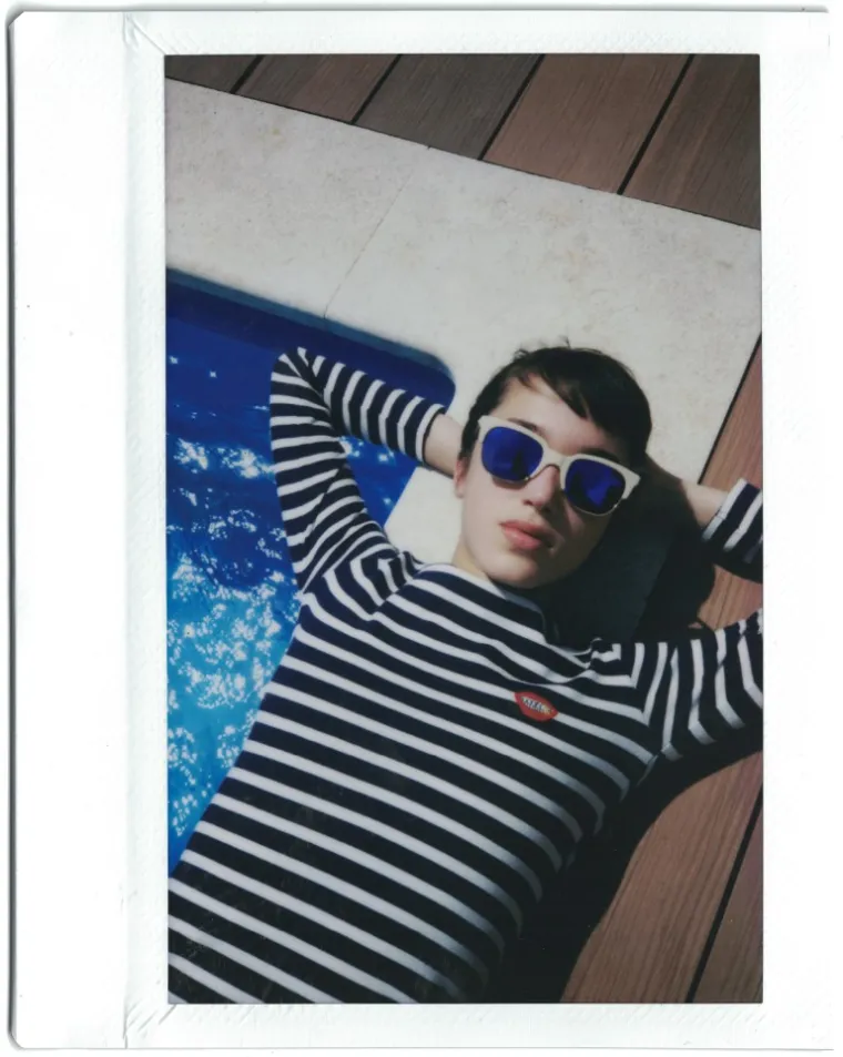 Ne podilazeći trendovima pažljivo grade vlastitu priču sa pomalo romantičnim retro prizvukom koja je spoj Kalifornije, francuske rivijere i Jadranskog mora, ispričana kroz nove kolekcije vrhunskih mladih brendova.