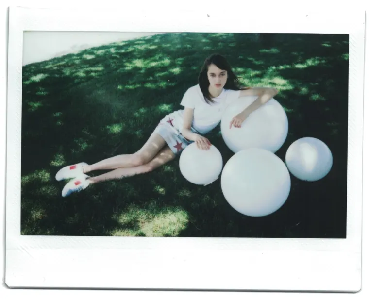 U jako cool 'model off duty' stylingu prevladavaju komadi iz novih kolekcija Zoe Karssen, Maison Labiche, Gian Paolo e Marco te bon tonove vlastite limitirane kolekcije majica nastale u suradnji s berlinskom ilustratoricom Rahel Susskind, a Sheriff &amp; Cherry naočale sjajno su se uklopile u opu&scaron;tenu, pomalo retro bon ton priču.