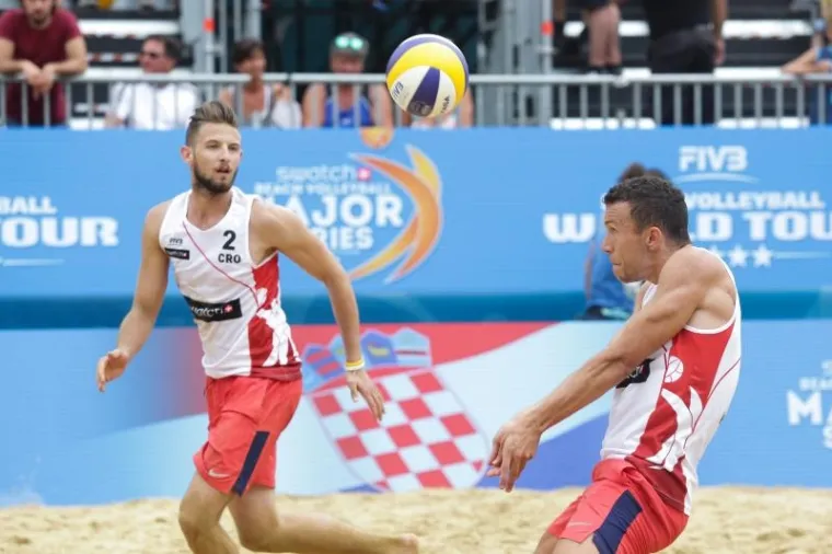 Hrvatski nogometni reprezentativac Ivan Perišić u akciji tijekom odbojkaškog turnira Swatch Beach Volleyball Major Series.