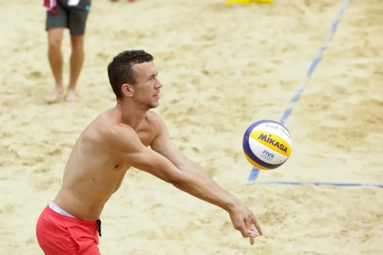 PERIŠIĆ IZNAD MREŽE: Pogledajte kako se ponajbolji hrvatski nogometni reprezentativac snašao u odbojci na pijesku