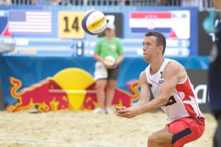 PERIŠIĆ IZNAD MREŽE: Pogledajte kako se ponajbolji hrvatski nogometni reprezentativac snašao u odbojci na pijesku