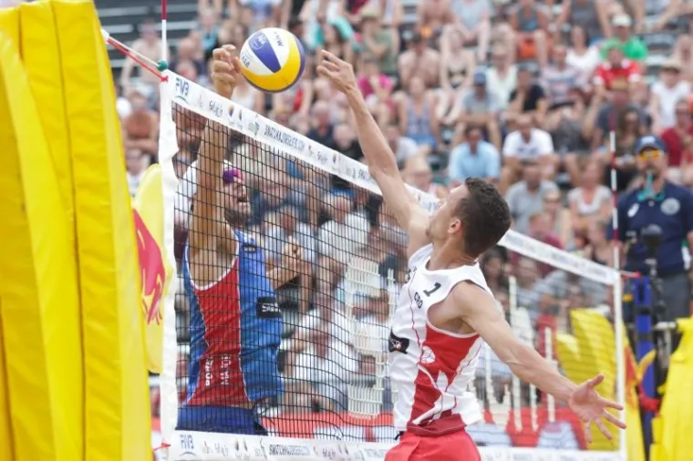 PERIŠIĆ IZNAD MREŽE: Pogledajte kako se ponajbolji hrvatski nogometni reprezentativac snašao u odbojci na pijesku