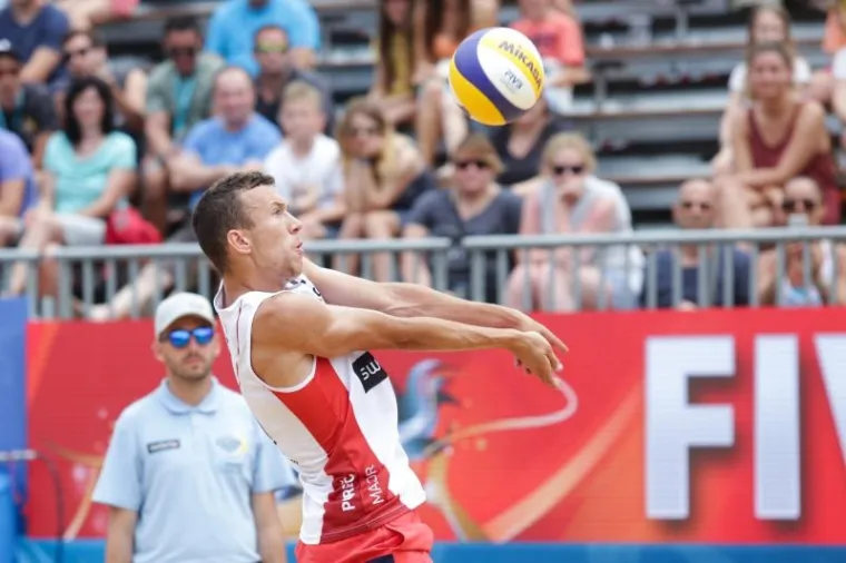 PERIŠIĆ IZNAD MREŽE: Pogledajte kako se ponajbolji hrvatski nogometni reprezentativac snašao u odbojci na pijesku