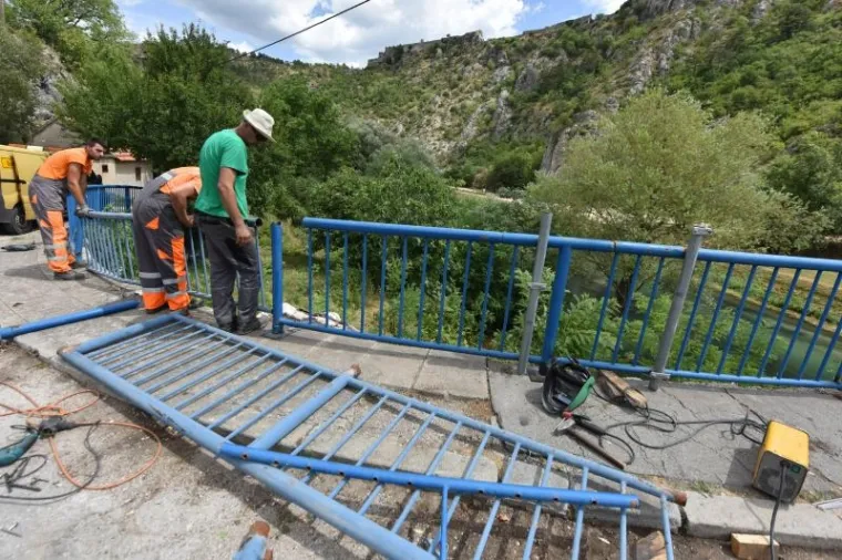 PROMETNA NESREĆA U KNINU: Auto sletio u Krku, vozača spasio hrabar prolaznik