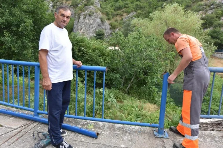 PROMETNA NESREĆA U KNINU: Auto sletio u Krku, vozača spasio hrabar prolaznik