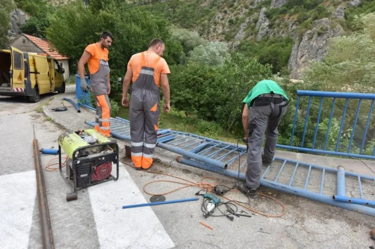 PROMETNA NESREĆA U KNINU: Auto sletio u Krku, vozača spasio hrabar prolaznik