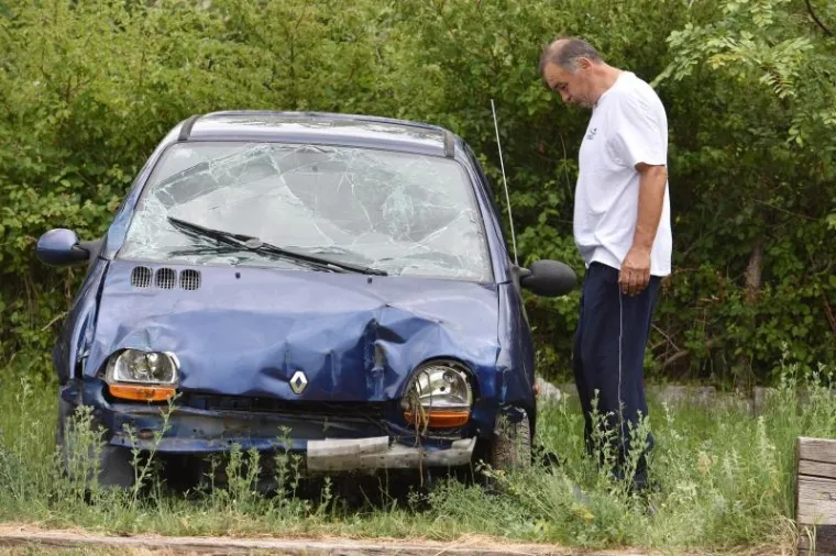 PROMETNA NESREĆA U KNINU: Auto sletio u Krku, vozača spasio hrabar prolaznik