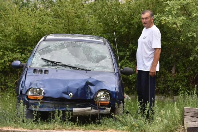 PROMETNA NESREĆA U KNINU: Auto sletio u Krku, vozača spasio hrabar prolaznik