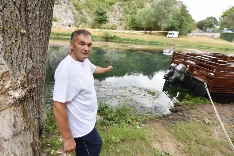 PROMETNA NESREĆA U KNINU: Auto sletio u Krku, vozača spasio hrabar prolaznik