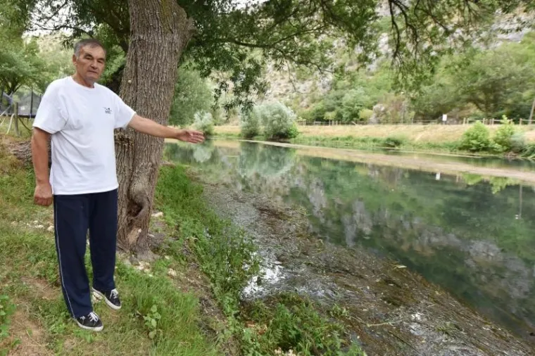 PROMETNA NESREĆA U KNINU: Auto sletio u Krku, vozača spasio hrabar prolaznik