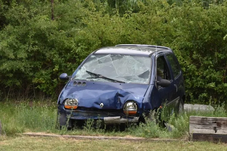 PROMETNA NESREĆA U KNINU: Auto sletio u Krku, vozača spasio hrabar prolaznik