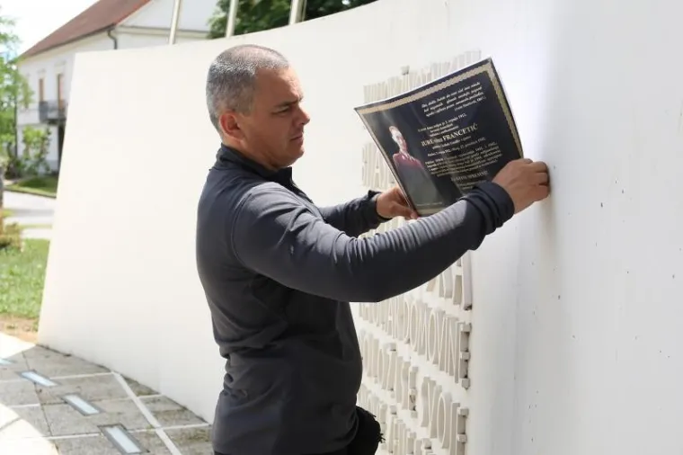 SPOMEN PLOČA 'USTA&Scaron;I ANTIFA&Scaron;ISTU': Kad nisu mogli na kuću, zalijepili ju na spomenik braniteljima