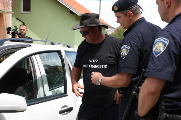 SPOMEN PLOČA 'USTA&Scaron;I ANTIFA&Scaron;ISTU': Kad nisu mogli na kuću, zalijepili ju na spomenik braniteljima