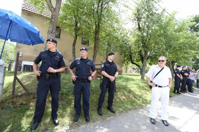 SPOMEN PLOČA 'USTA&Scaron;I ANTIFA&Scaron;ISTU': Kad nisu mogli na kuću, zalijepili ju na spomenik braniteljima