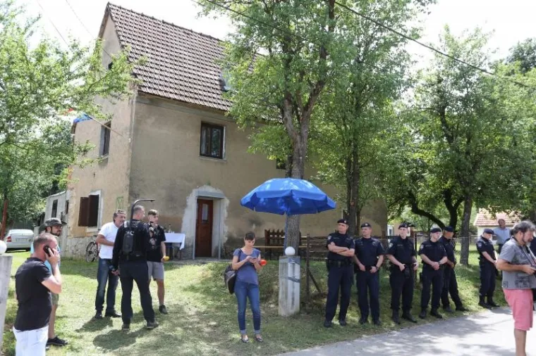 SPOMEN PLOČA 'USTA&Scaron;I ANTIFA&Scaron;ISTU': Kad nisu mogli na kuću, zalijepili ju na spomenik braniteljima