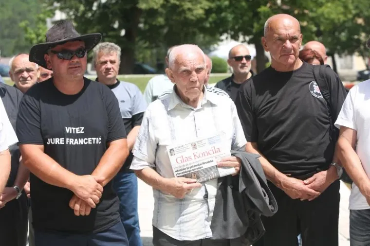 SPOMEN PLOČA 'USTA&Scaron;I ANTIFA&Scaron;ISTU': Kad nisu mogli na kuću, zalijepili ju na spomenik braniteljima