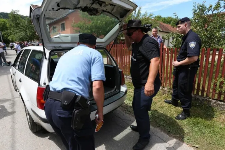 SPOMEN PLOČA 'USTA&Scaron;I ANTIFA&Scaron;ISTU': Kad nisu mogli na kuću, zalijepili ju na spomenik braniteljima