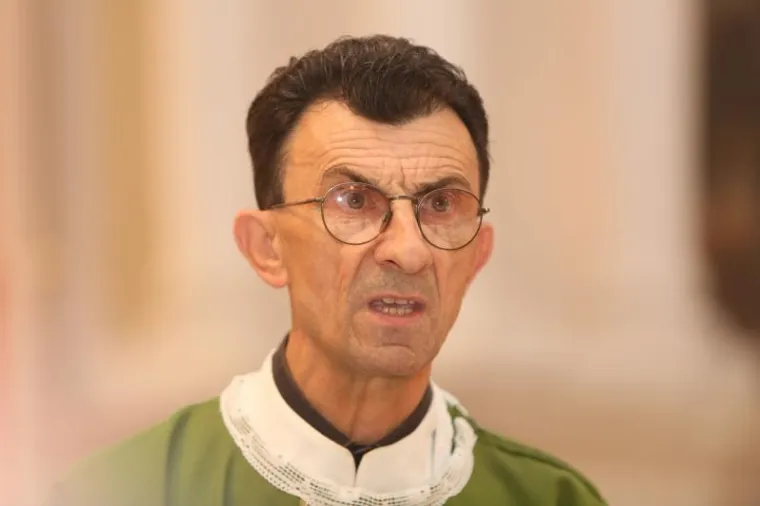 SPOMEN PLOČA 'USTA&Scaron;I ANTIFA&Scaron;ISTU': Kad nisu mogli na kuću, zalijepili ju na spomenik braniteljima