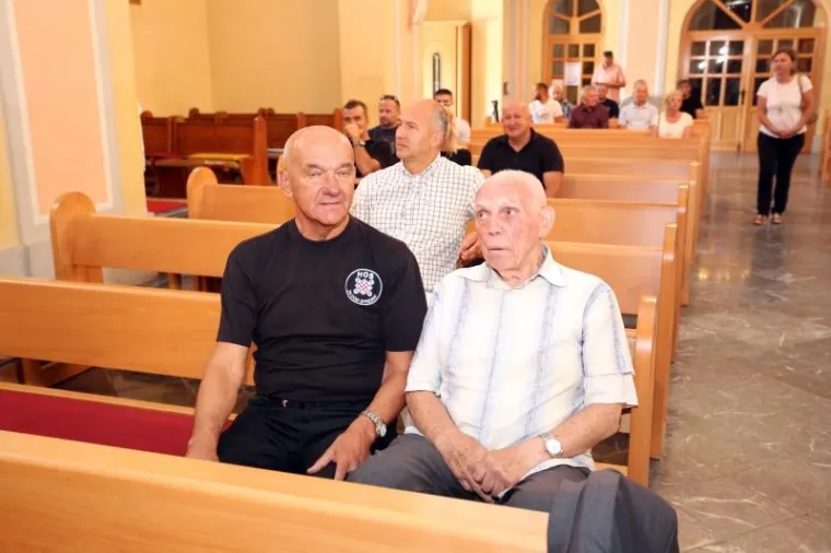 SPOMEN PLOČA 'USTA&Scaron;I ANTIFA&Scaron;ISTU': Kad nisu mogli na kuću, zalijepili ju na spomenik braniteljima