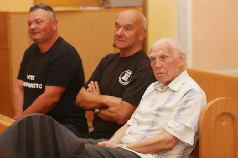 SPOMEN PLOČA 'USTA&Scaron;I ANTIFA&Scaron;ISTU': Kad nisu mogli na kuću, zalijepili ju na spomenik braniteljima