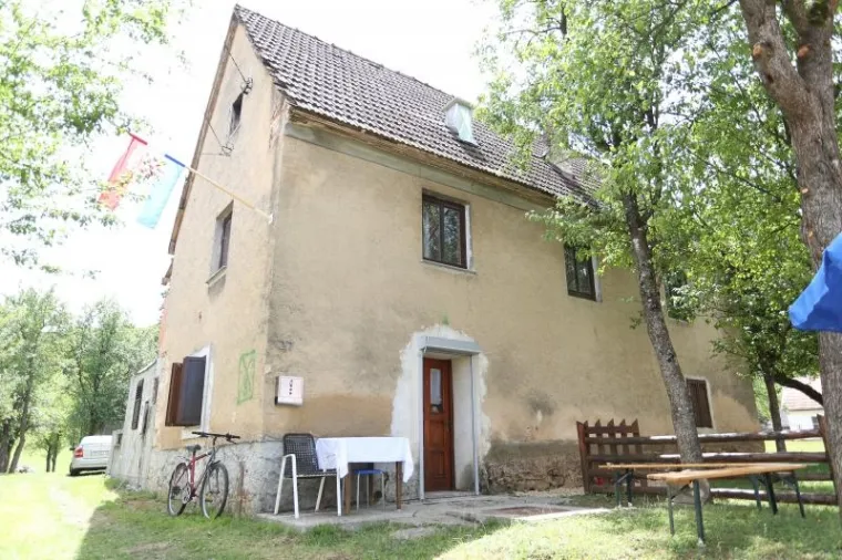 SPOMEN PLOČA 'USTA&Scaron;I ANTIFA&Scaron;ISTU': Kad nisu mogli na kuću, zalijepili ju na spomenik braniteljima